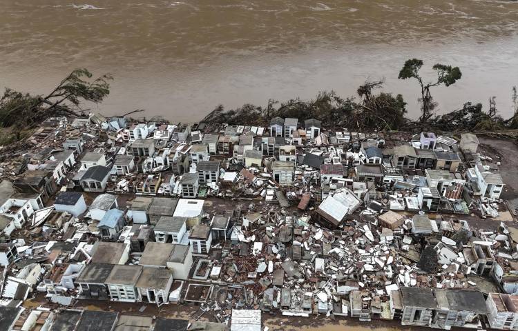 Cementerio destruido tras las inundaciones en la ciudad de Muçum, uno de los municipios del estado de Rio Grande do Sul afectados por el desbordamiento del río Taquari, en el sur de Brasil.