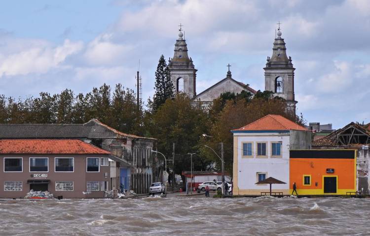 Fotografía de una inundación a orillas del Lago dos Patos, este martes 14 de mayo, en el municipio de Sao Jose do Norte, estado de Rio Grande do Sul (Brasil). EFE/ Andre Borges