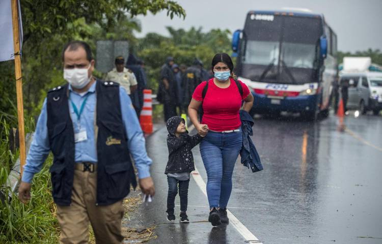 Migrantes venezolanos son detenidos por militares y policías guatemaltecos.