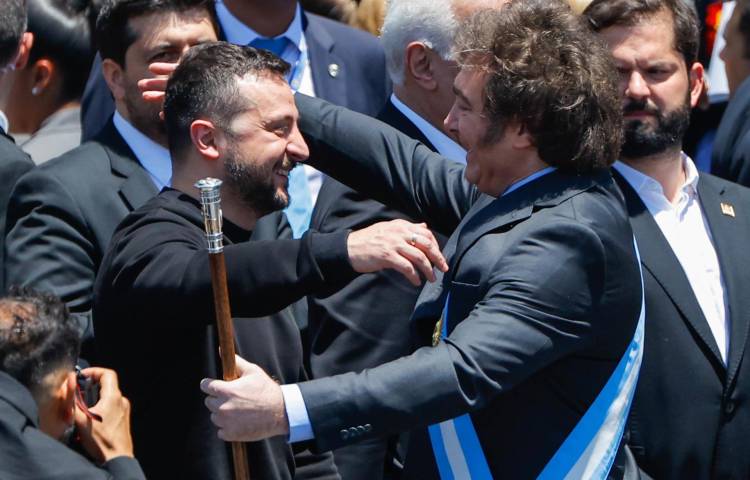 Foto de archivo del presidente de Argentina Javier Milei (der.), y el presidente de Ucrania, Volodímir Zelenski. EFE/ Juan Ignacio Roncoroni