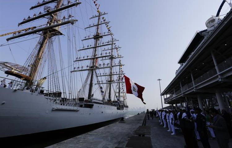 Buque escuela de la Armada Peruana a su llegada en el puerto de cruceros de Amador