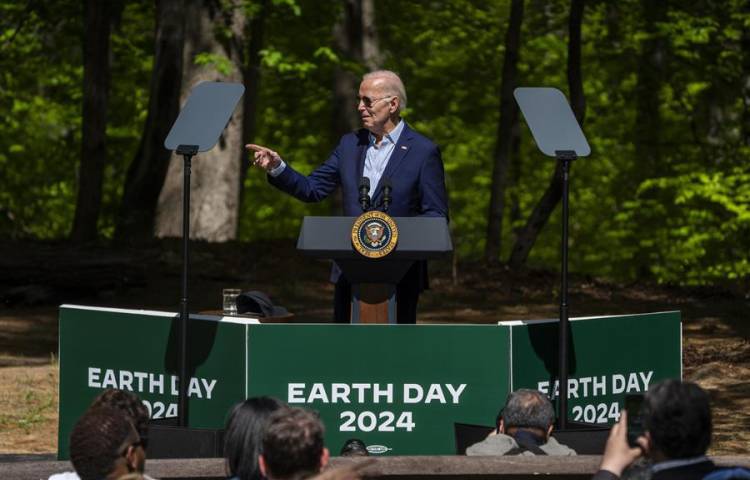 El presidente de Estados Unidos, Joe Biden, pronuncia un discurso para conmemorar el Día de la Tierra en un evento en Triangle, Virginia (EE.UU.).