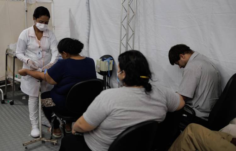 Fotografía de archivo de pacientes infectados y sospechosos de padecer dengue en una unidad básica de salud de la zona este de São Paulo (Brasil).