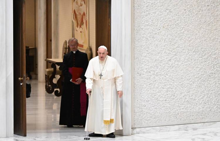 El Papa Francisco llega para asistir a una audiencia con abuelos, ancianos y nietos en el Aula Pablo VI, Ciudad del Vaticano, 27 de abril de 2024. EFE/EPA/CLAUDIO PERI