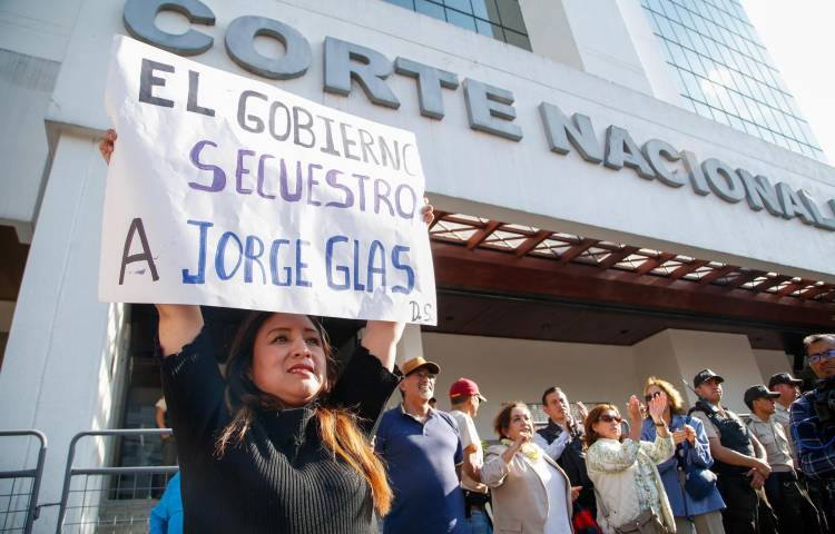 Simpatizantes del exvicepresidente Jorge Glas se manifiestan en los exteriores de la Corte Nacional de Justicia en Quito (Ecuador).