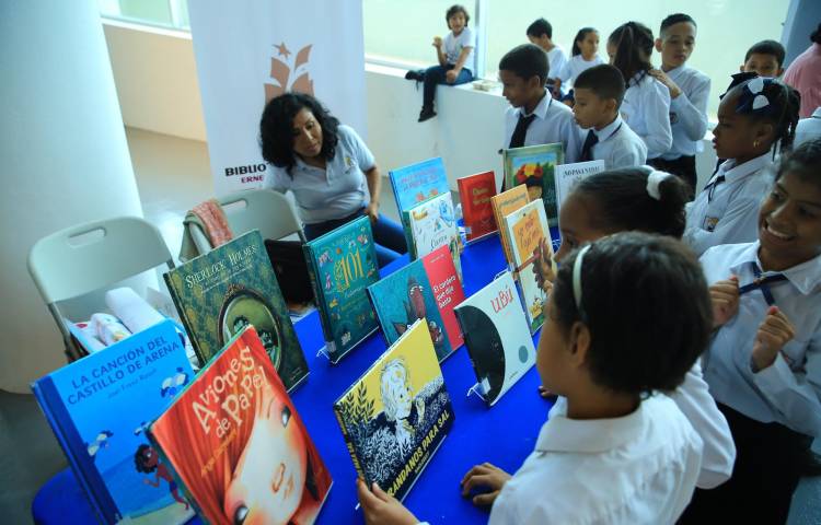 Dayana Rivas, de la Biblioteca Nacional, atiende a los niños en el stand de Binal. En el festival, unos 200 niños participaron de las diversas actividades que se ofrecieron.
