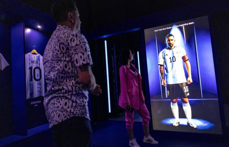 Personas visitan la preinauguración del espectáculo 'The Messi Experience: A Dream Come True' en Miami, Florida, Estados Unidos. EFE/EPA/CRISTÓBAL HERRERA-ULASHKEVICH
