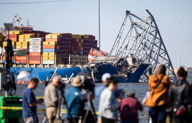 Periodistas se preparan para fotografiar una demolición controlada para retirar un tramo de acero del puente Key de la proa del buque portacontenedores Dali en Baltimore, Maryland. EFE/EPA/JIM LO SCALZO