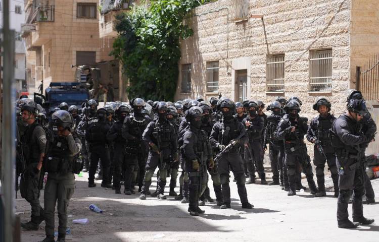 El Ejército israelí durante la operación que han llevado a cabo esta mañana en Jerusalén en la que detonaron la casa del palestino Fadi Jamjum.