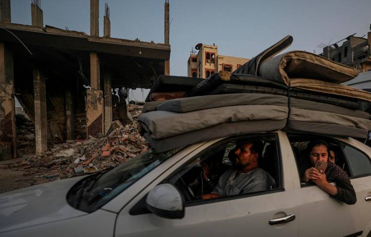 Palestinos escapan de Rafah tras bombardeos israelíes.