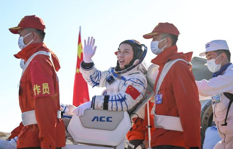 El astronauta Tang Hongbo sale de la cápsula de retorno de la nave espacial tripulada Shenzhou-17 en el sitio de aterrizaje de Dongfeng, región de Mongolia Interior, en el norte de China.