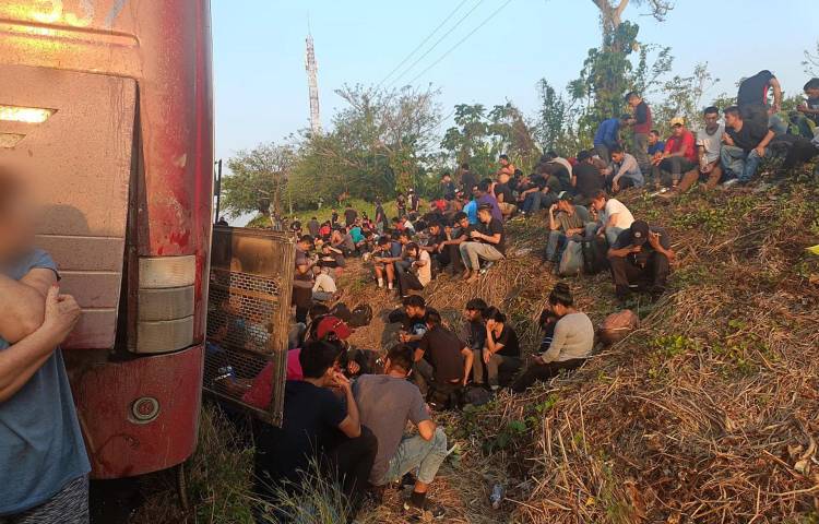 Migrantes abandonados en autobuses, en el municipio de Minatitlán, estado de Veracruz (México).