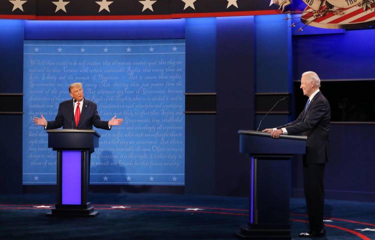 Fotografía de archivo durante un debate entre el expresidente estadounidense Donald Trump (izq.) y el hoy presidente, Joe Biden. EFE/ Michael Reynolds