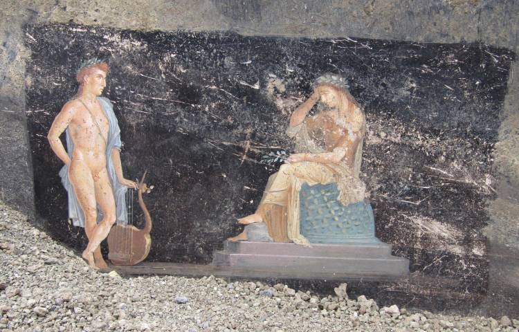 Las excavaciones que se están realizando en el área arqueológica de Pompeya (sur de Italia), la ciudad destruida por la erupción del Vesubio en el año 79, permitieron el descubrimiento de un imponente salón de banquetes, de elegantes paredes negras y decorado con frescos con temas mitológicos inspirados en la guerra de Troya. EFE/Ministerio de la Cultura De Italia/Parque Arqueológico de Pompeya SOLO USO EDITORIAL/SOLO DISPONIBLE PARA ILUSTRAR LA NOTICIA QUE ACOMPAÑA (CRÉDITO OBLIGATORIO)