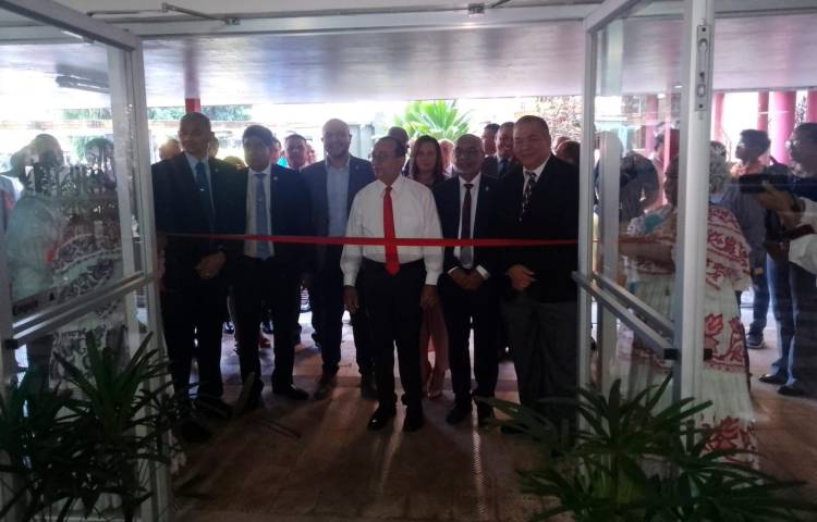 El rector Eduardo Flores encabezó la inauguración de la nueva cafetería universitaria.