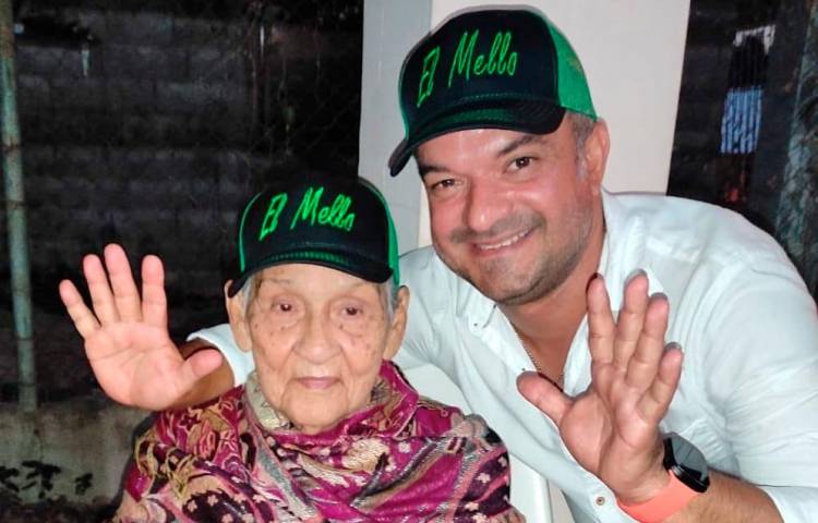 Erick “El Mello” Marciscano con su abuela la maestra Donelia.