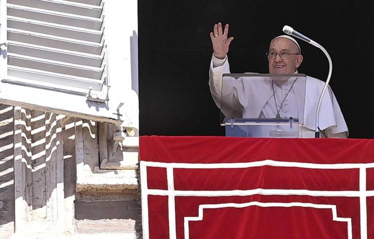 El papa Francisco dirige el rezo del Regina Coeli desde la ventana de su oficina con vistas a la Plaza de San Pedro, Ciudad del Vaticano, el 7 de abril de 2024. EFE/EPA/RICCARDO ANTIMIANI