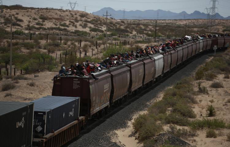 Migrantes llegan en el tren conocido como 'La bestia' el 25 de abril de 2024, en Ciudad Juárez, Chihuahua (México). EFE/Luis Torres