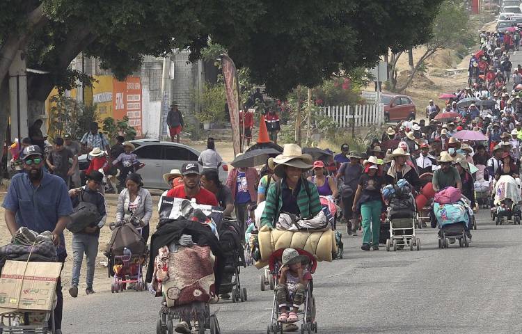 Una caravana de más de 600 migrantes que partió desde la frontera sur de México en marzo llegó este viernes a la sureña ciudad de Oaxaca pese a los operativos.