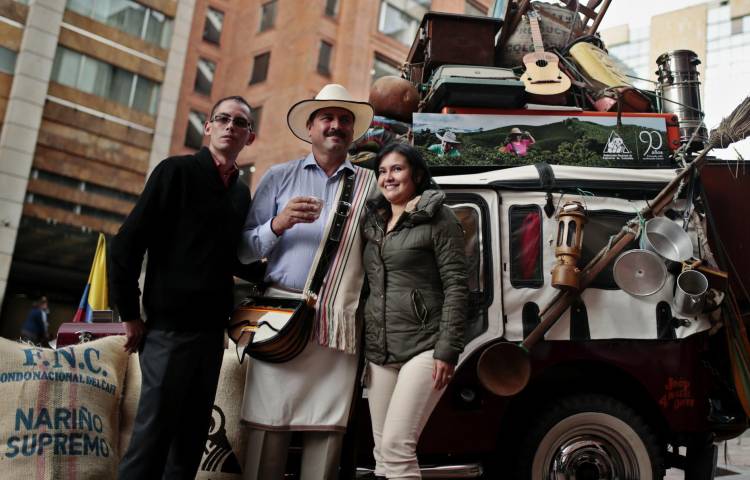Fotografía de archivo del 27 de junio de 2017 de personas posando junto a el personaje 'Juan Valdez'(c), durante la celebración del 90 aniversario de la Federación Nacional de Cafeteros, en Bogotá (Colombia).. EFE/JUÁN PAEZ