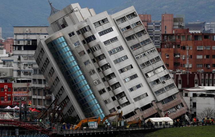 Una serie de fuertes terremotos provoca el derrumbe parcial de 4 edificios en Taiwán