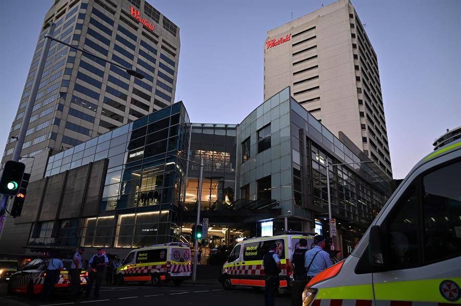 Los servicios de emergencia en el centro comercial donde varias personas han sido apuñaladas en Sídney, Australia, el 13 de abril de 2024.
