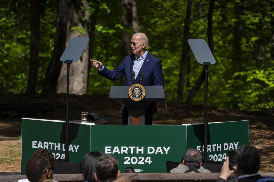 El presidente de Estados Unidos, Joe Biden, pronuncia un discurso para conmemorar el Día de la Tierra en un evento en Triangle, Virginia (EE.UU.).