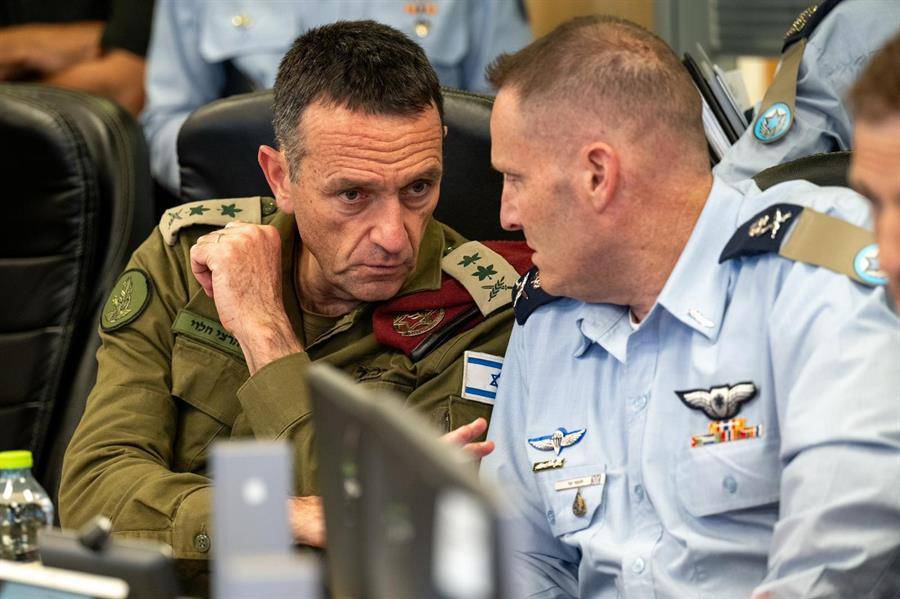 El jefe del Estado Mayor del Ejército de Israel, Herzi Halevi (izquierda), y el mayor general de las Fuerzas Aéreas de Israel, Tomer Bar (derecha).