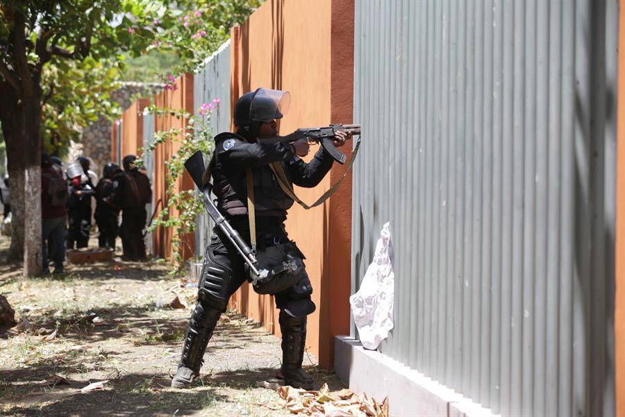 Fotografía del 19 de abril de 2018 que muestra a un agente antidisturbios durante una protesta de estudiantes en la Universidad Nacional Agraria (UNA) en Managua (Nicaragua).