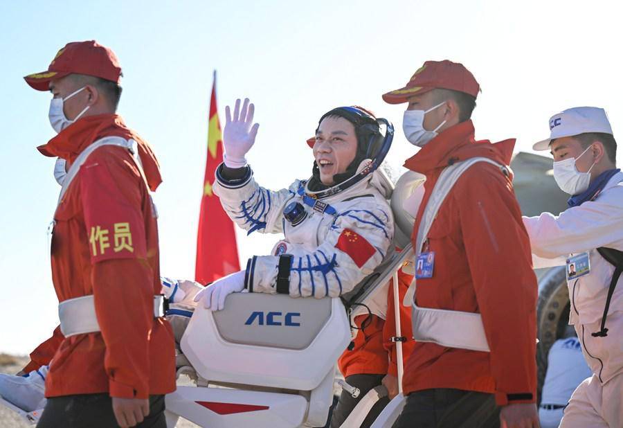 El astronauta Tang Hongbo sale de la cápsula de retorno de la nave espacial tripulada Shenzhou-17 en el sitio de aterrizaje de Dongfeng, región de Mongolia Interior, en el norte de China.