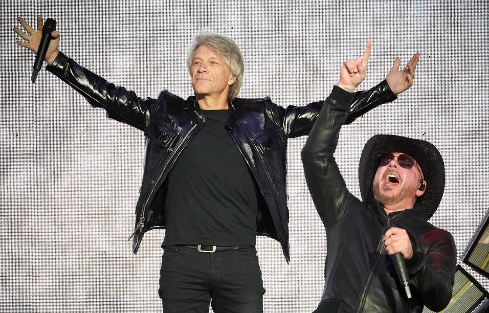 Fotografía del 12 de septiembre de 2024 cedida por David Bergman donde aparecen los artistas Jon Bon Jovi (i) y Pitbull durante un concierto de la gira 'Party After Dark Tour' de Pitbull, celebrado en el Teatro Jones Beach en Wantagh, Nueva York (EE.UU).