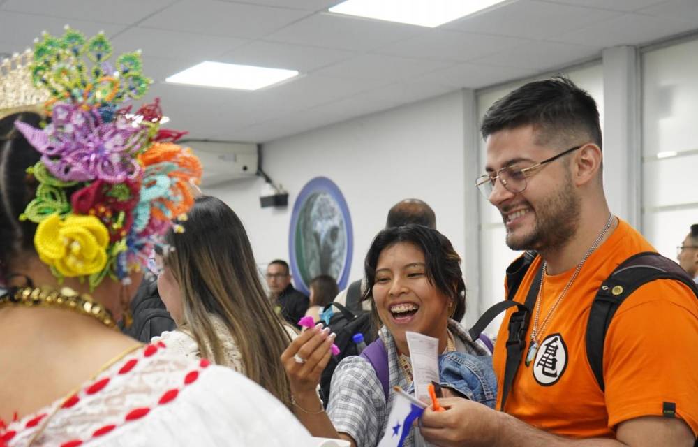 Cada visitante fue recibido con deliciosos huevitos de leche un postre muy panameño.