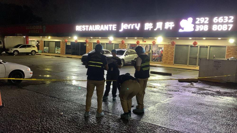 Robo con intercambios de disparos en restaurante en Las Mañanitas. Uno fue abatido