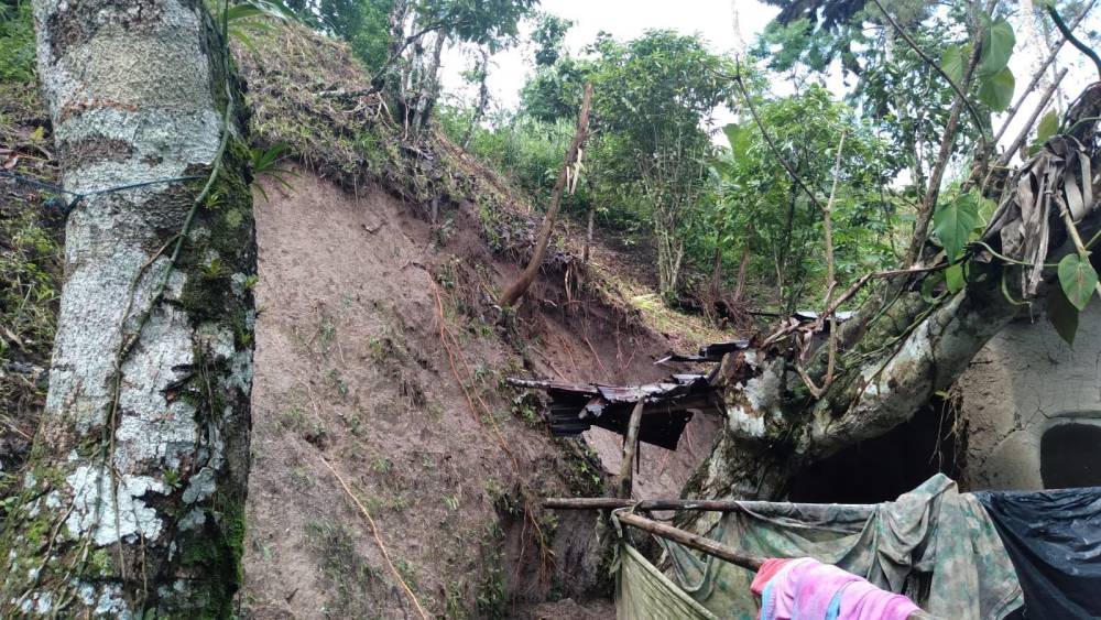 Miviot evalúa familia afectada por deslizamiento de tierra en Pajonal de Penonomé