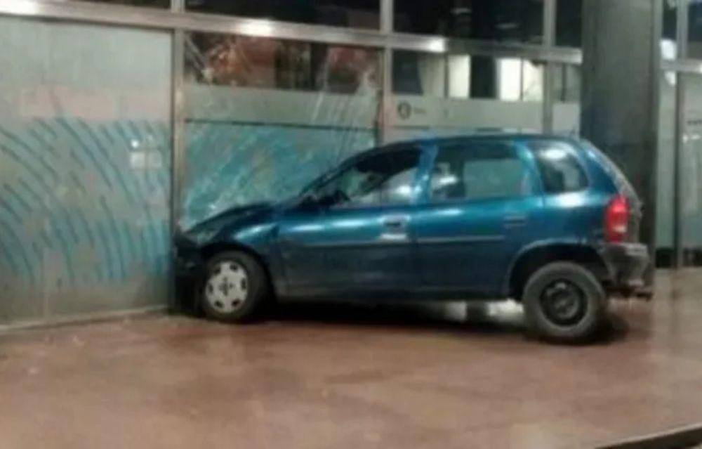 Insólito: Le negaron un préstamo y chocó su auto contra el banco