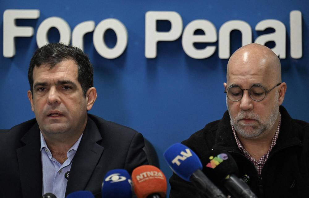 Los abogados venezolanos Alfredo Romero (i) y Gonzalo Himiob, presidente y vicepresidente de la ONG Foro Penal, ofrecen una conferencia de prensa en Caracas el 14 de noviembre de 2024.