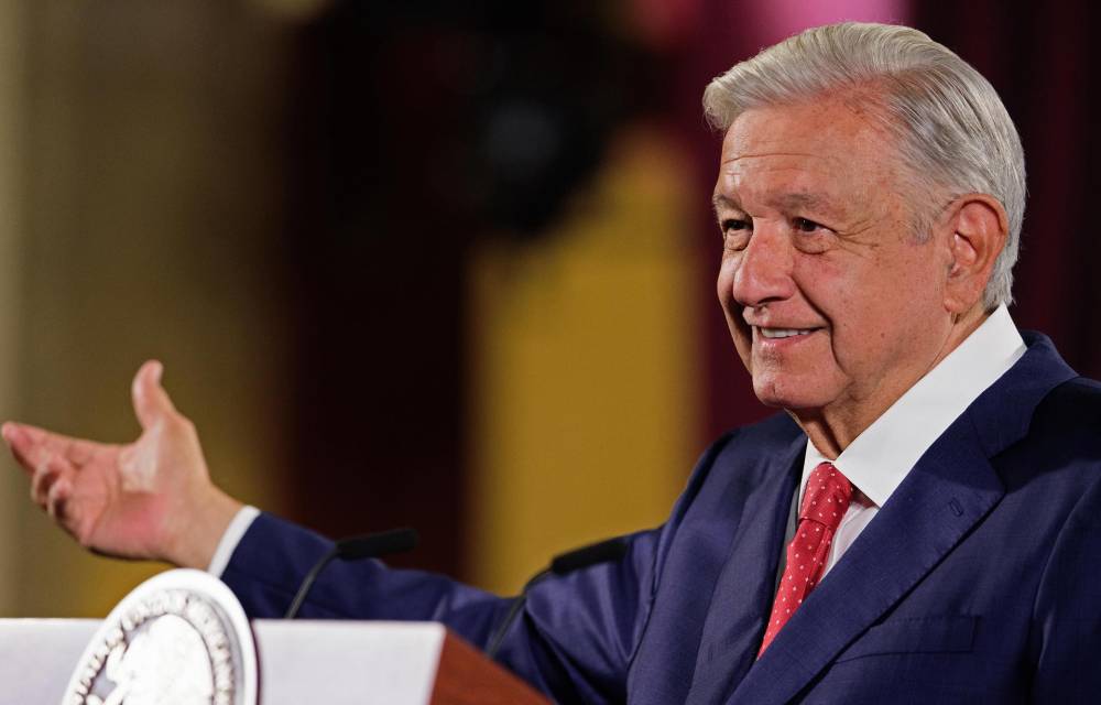 Fotografía cedida por la presidencia de México, del mandatario mexicano, Andrés Manuel López Obrador, hablando en una rueda de prensa en el Palacio Nacional este jueves en Ciudad de México (México).