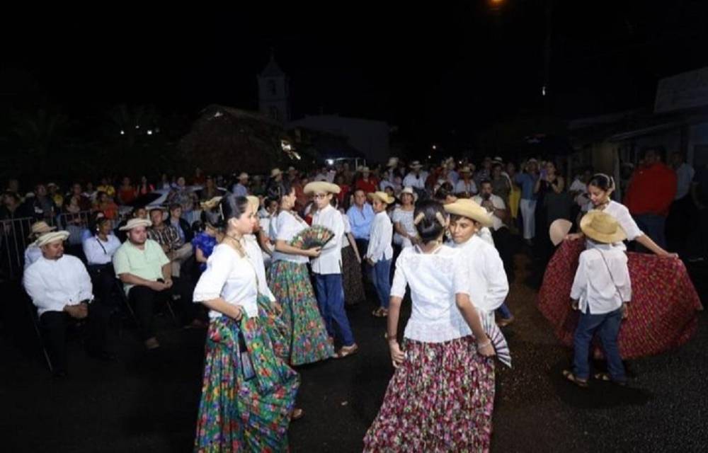 Las Minas, el pueblo que rinde honores a la Flor del Espíritu Santo