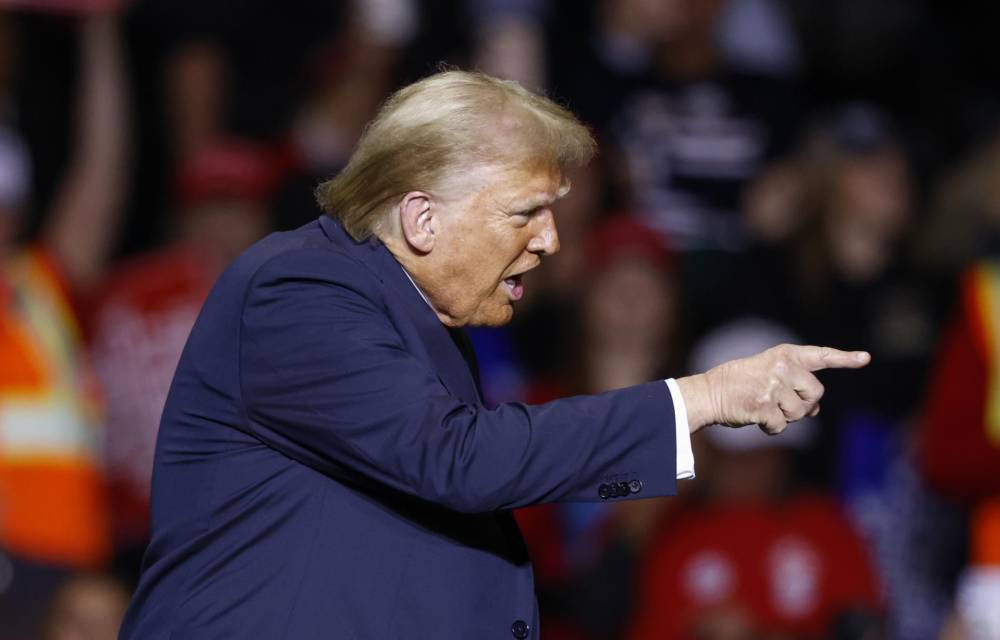 El candidato presidencial republicano Donald J. Trump habla durante un evento de campaña en el foro Fiserv en Milwaukee, Wisconsin, EE. UU., el 1 de noviembre de 2024. EFE/EPA/Jeffrey Phelps