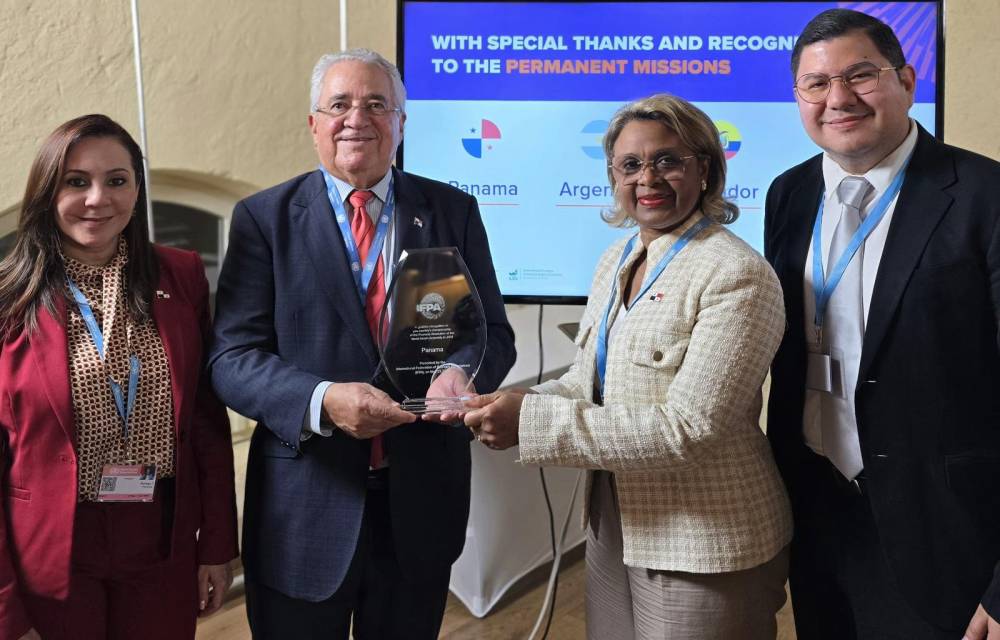 La viceministra de Salud, Ivette Berrío recibió el reconocimiento