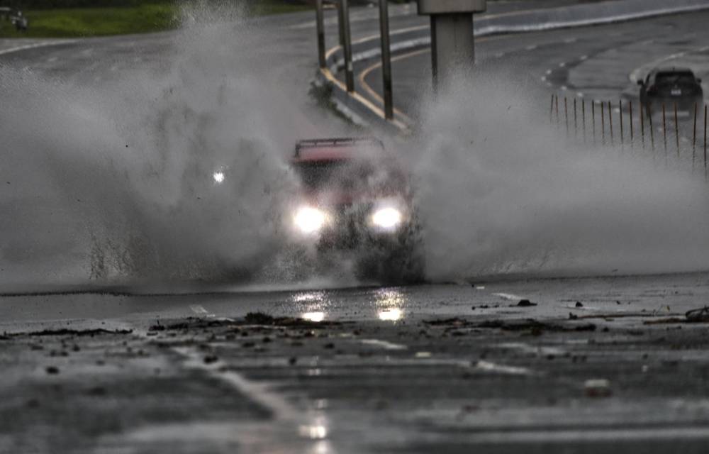 Un auto circula por una calle inundada por el paso del huracán Ernesto este 14 de agosto de 2024, en San Juan, Puerto Rico. EFE/Thais Llorca