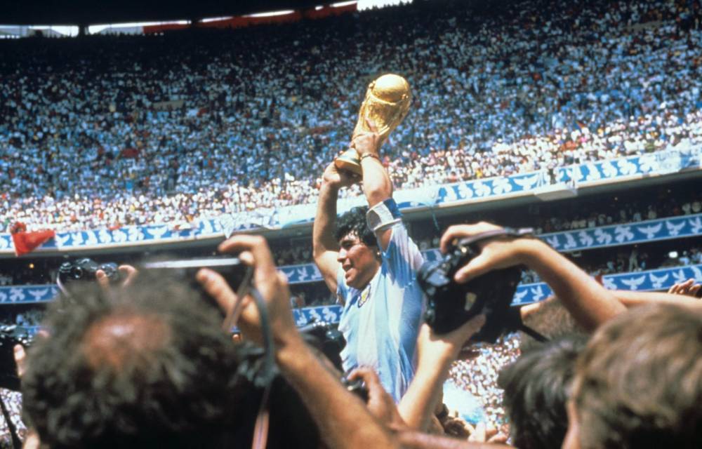 Fotografía de archivo, tomada el 29 de julio de 1986, en la que se registró al centrocampista y entonces capitán de la selección argentina de fútbol, Diego Armando Maradona, al levantar la Copa Mundial FIFA del mundial de 1986, en Ciudad de México.