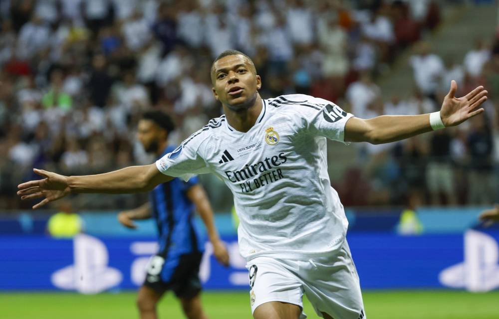 VARSOVIA, 14/08/2024.- El delantero francés del Real Madrid Kylian Mbappé celebra su gol durante la disputa de la Supercopa de Europa de fútbol que Real Madrid y Atalanta juegan este miércoles en el Estadio Nacional de Polonia, en Varsovia.EFE/ Mariscal