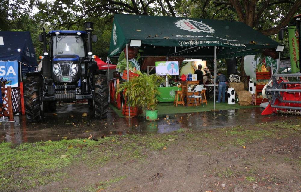 BDA entrega maquinaria agrícola en Coclé