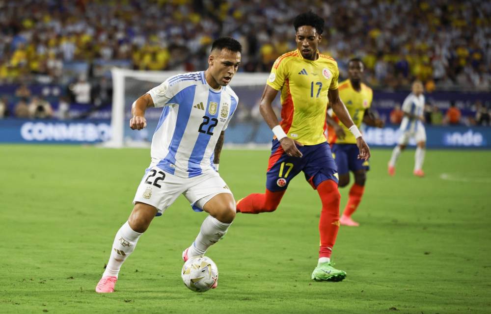 El delantero argentino Lautaro Martínez (i) fue registrado este domingo, 14 de julio, al intentar superar la marca del defensa colombiano Johan Mojica (c), durante la final de la Copa América 2024, en el estadio Hard Rock de Miami (Florida, EE.UU.). EFE/CJ Gunther