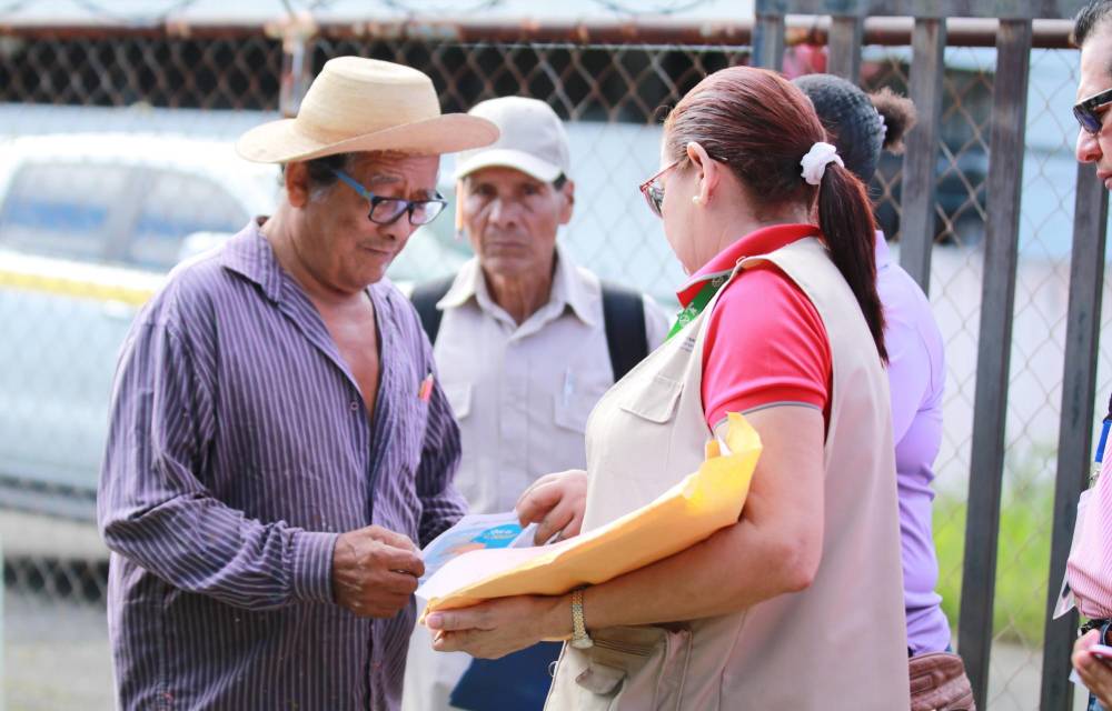 Primero el personal de salud se fue casa por casa a comunicar la situación, luego irán para multar.