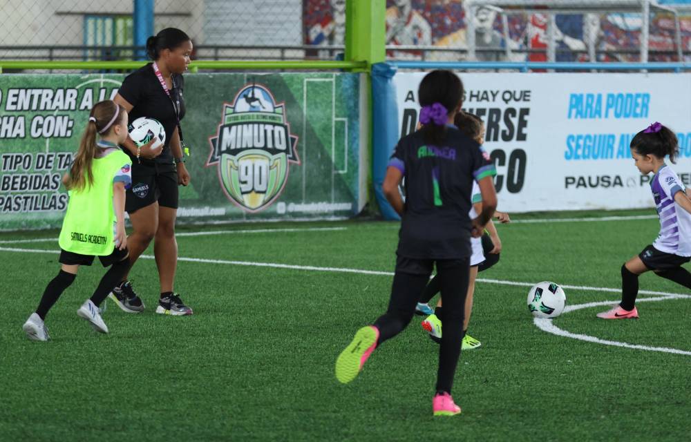 Formar niñas y jugadoras de bien es su pasión