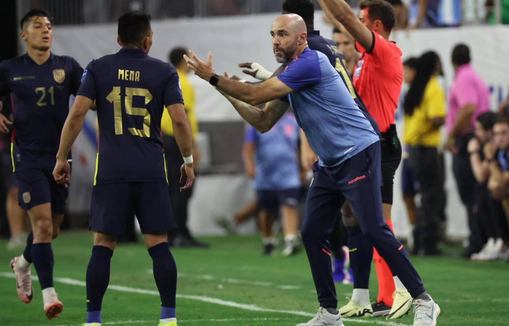 El español Félix Sánchez (d), exseleccionador de Ecuador.