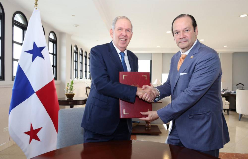 Alemán junto al canciller Martínez- Acha.