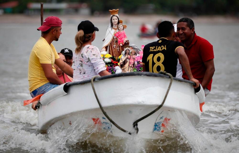 Feligreses le rinden tributo a la Virgen del Carmen